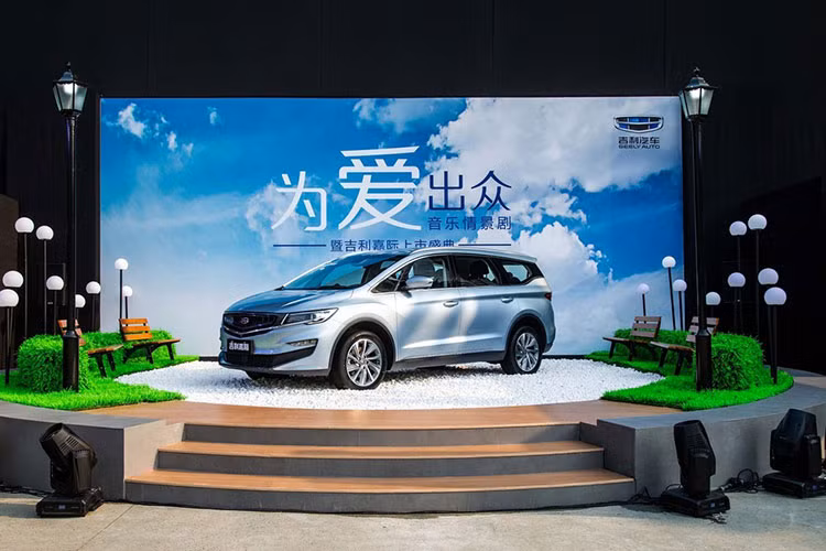 Về kích thước, Geely Jiaji First Class không có gì khác bản thường. Theo đó, xe cũng sở hữu chiều dài 4.706 mm, rộng 1.909 mm, cao 1.690 - 1.713 mm và chiều dài cơ sở 2.805 mm. So với Toyota Innova, mẫu MPV này có chiều dài và chiều dài cơ sở không hề thua kém.