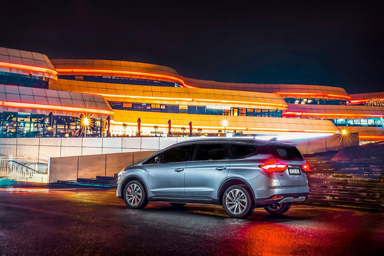 Cuối cùng là hệ thống hỗ trợ lái bán tự động cấp độ 2, bao gồm những tính năng như kiểm soát hành trình thông minh và hỗ trợ giữ làn đường. Thêm vào đó là hệ thống hỗ trợ đỗ xe tự động, phanh khẩn cấp tự động, phát hiện người đi bộ, hỗ trợ chuyển làn đường, phát hiện điểm mù, nhận diện biển báo giới hạn tốc độ, cảnh báo phương tiện cắt ngang khi lùi và cảnh báo va chạm phía sau.