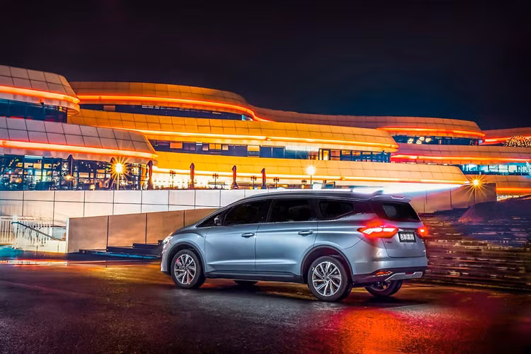 Cuối cùng là hệ thống hỗ trợ lái bán tự động cấp độ 2, bao gồm những tính năng như kiểm soát hành trình thông minh và hỗ trợ giữ làn đường. Thêm vào đó là hệ thống hỗ trợ đỗ xe tự động, phanh khẩn cấp tự động, phát hiện người đi bộ, hỗ trợ chuyển làn đường, phát hiện điểm mù, nhận diện biển báo giới hạn tốc độ, cảnh báo phương tiện cắt ngang khi lùi và cảnh báo va chạm phía sau.