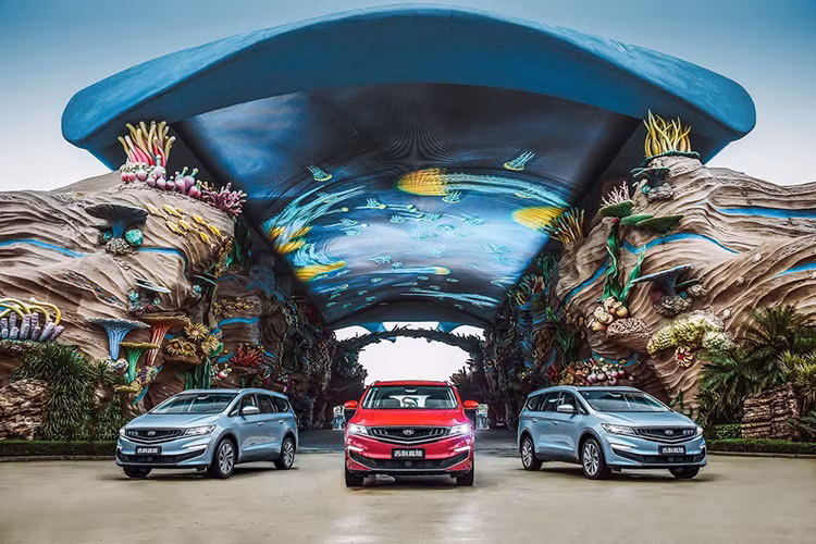 Đáng tiếc là giá xe Geely Jiaji First Class 2021 mới hiện vẫn chưa được hãng xe Trung Quốc công bố. Trong khi đó, Geely Jiaji hiện có giá dao động từ 94.800 - 142.800 Nhân dân tệ (khoảng 332 - 500 triệu đồng).