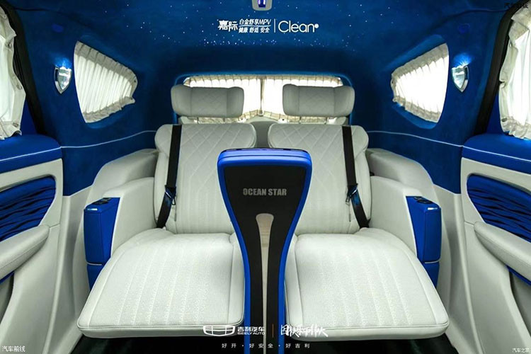 Bước vào bên trong Geely Jiaji First Class 2021 mới, người dùng sẽ được chào đón bằng không gian nội thất phối 2 màu trắng và xanh dương, mang đến cảm giác tươi mát. Điểm nhấn của nội thất nằm ở 2 ghế thương gia bọc da phía sau và trần xe "bầu trời sao" theo phong cách xe siêu sang Rolls-Royce. 