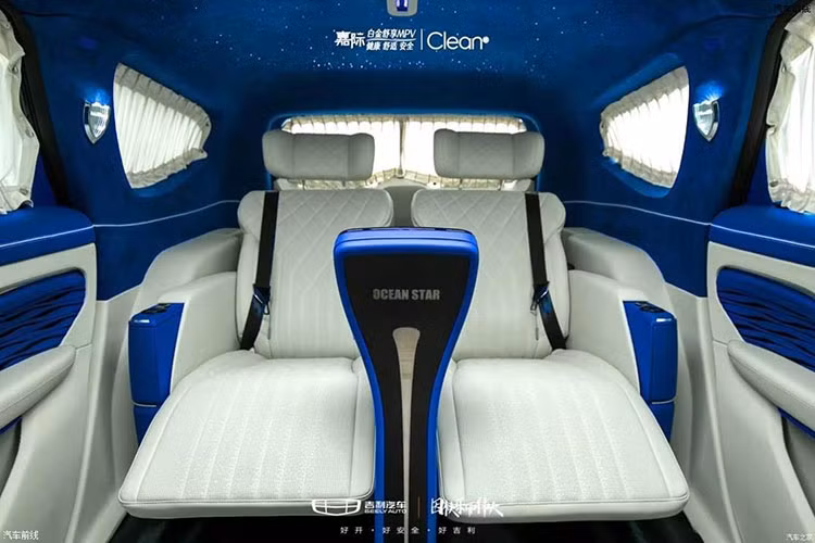 Bước vào bên trong Geely Jiaji First Class 2021 mới, người dùng sẽ được chào đón bằng không gian nội thất phối 2 màu trắng và xanh dương, mang đến cảm giác tươi mát. Điểm nhấn của nội thất nằm ở 2 ghế thương gia bọc da phía sau và trần xe "bầu trời sao" theo phong cách xe siêu sang Rolls-Royce. 