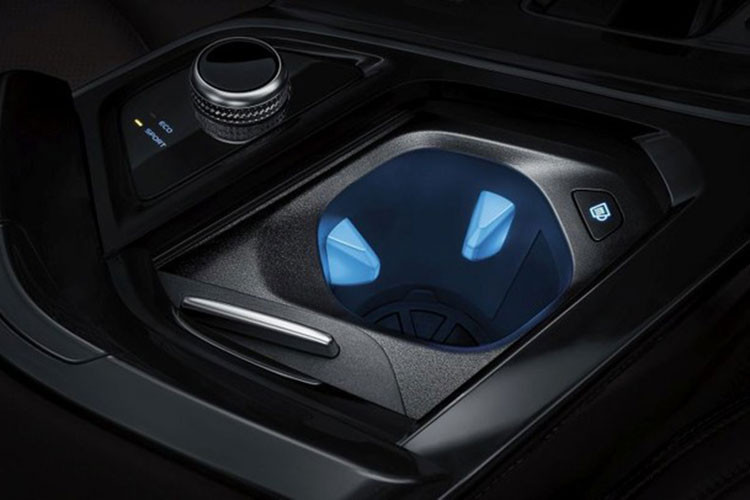 Bên cạnh đó là camera 360 độ, tính năng ra lệnh bằng giọng nói để chỉnh cửa sổ/cửa sổ trời, có thể nhận giọng nói tự nhiên, hệ thống kết nối 4G để chơi nhạc trực tuyến, cửa sổ trời toàn cảnh Panorama, công nghệ cách âm chủ động và hệ thống lọc không khí AQS.