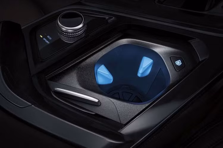 Bên cạnh đó là camera 360 độ, tính năng ra lệnh bằng giọng nói để chỉnh cửa sổ/cửa sổ trời, có thể nhận giọng nói tự nhiên, hệ thống kết nối 4G để chơi nhạc trực tuyến, cửa sổ trời toàn cảnh Panorama, công nghệ cách âm chủ động và hệ thống lọc không khí AQS.