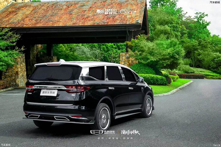 Được phát triển dựa trên phiên bản Platinum hiện đang bán tại Trung Quốc, Geely Jiaji First Class 2021 mới có rất nhiều chi tiết ngoại thất mạ crôm sáng bóng như viền khe gió trên cản trước, các cột và nẹp bên sườn, chi tiết trang trí sau chắn bùn, ốp gương ngoại thất, cửa cốp, viền cản sau hay 2 đầu ống xả giả. Thêm vào đó là bộ vành hợp kim đa chấu và sơn ngoại thất phối 2 màu mới.