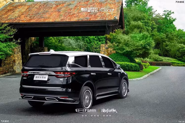 Được phát triển dựa trên phiên bản Platinum hiện đang bán tại Trung Quốc, Geely Jiaji First Class 2021 mới có rất nhiều chi tiết ngoại thất mạ crôm sáng bóng như viền khe gió trên cản trước, các cột và nẹp bên sườn, chi tiết trang trí sau chắn bùn, ốp gương ngoại thất, cửa cốp, viền cản sau hay 2 đầu ống xả giả. Thêm vào đó là bộ vành hợp kim đa chấu và sơn ngoại thất phối 2 màu mới.