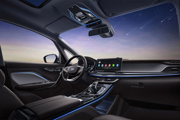 Ngoài ra, xe còn có những trang bị nội thất đáng chú ý khác như bảng đồng hồ kỹ thuật số, vô lăng 3 chấu tích hợp phím chức năng và màn hình thông tin giải trí dạng cảm ứng 12,3 inch. Người lái có thể dùng màn hình này để kích hoạt và chỉnh toàn bộ hệ thống trên xe.