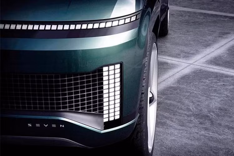 Cuộc đua xe điện toàn cầu ngày càng nóng với sự nhập cuộc của nhiều hãng xe truyền thống. Subaru, Hyundai, KIA và BMW là những cái tên đáng chú ý tại LA Auto Show năm nay. Nhà sản xuất từ Nhật Bản tiết lộ hãng sẽ mang tới Los Angeles mẫu xe điện đầu tiên Subaru Solterra EV. Solterra sẽ được xây dựng trên nền tảng EV chuyên dụng có tên là e-Subaru Global Platform. Chiếc xe do Nhật Bản sản xuất, dự kiến sẽ đến các đại lý ở Mỹ vào nửa cuối năm 2022.