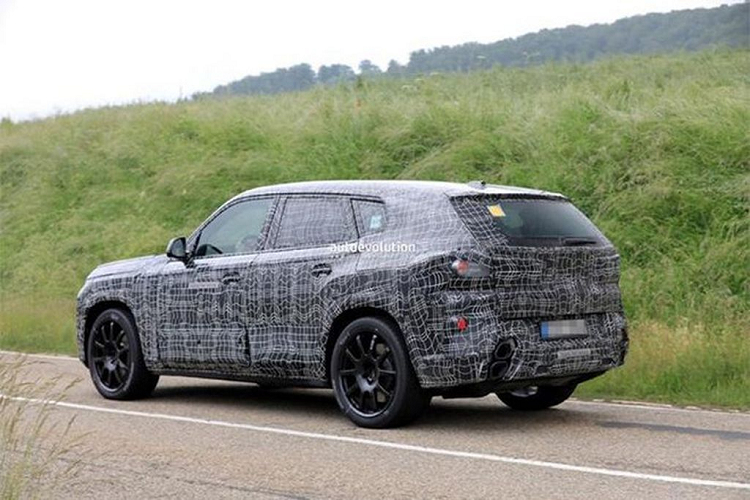 Không có “vũ khí” thuần điện, hãng xe sang của Đức BMW chỉ tham gia với một mẫu concept SUV plug-in hybrid. Các thông tin ban đầu cho biết, mẫu SUV đầu bảng BMW M sẽ có ba biến thể, bao gồm cả động cơ plug-in hybrid V8 công suất 750 mã lực. Mẫu xe hai hàng ghế sẽ bắt đầu được sản xuất vào cuối năm 2022 tại nhà máy Greer, S.C. của BMW.