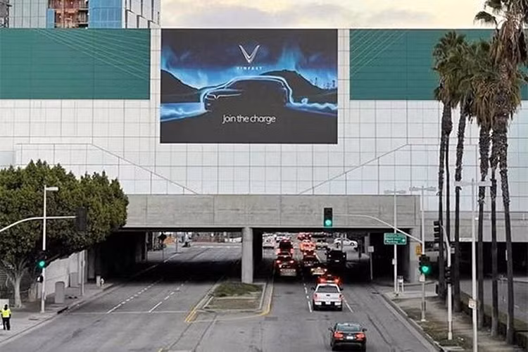 Theo lịch trình, màn ra mắt của bộ đôi xe điện thương hiệu Việt sẽ diễn ra vào lúc 6h30 sáng ngày 18/11 (giờ Việt Nam). Gian hàng của VinFast rộng hơn 800m2, nằm tại sảnh Nam của Trung tâm triển lãm Los Angeles (Mỹ), cạnh gian hàng của hàng loạt tên tuổi đình đám như Toyota, Mazda, Honda, Volvo, Jaguar, Land Rover, Lincoln, Nissan…