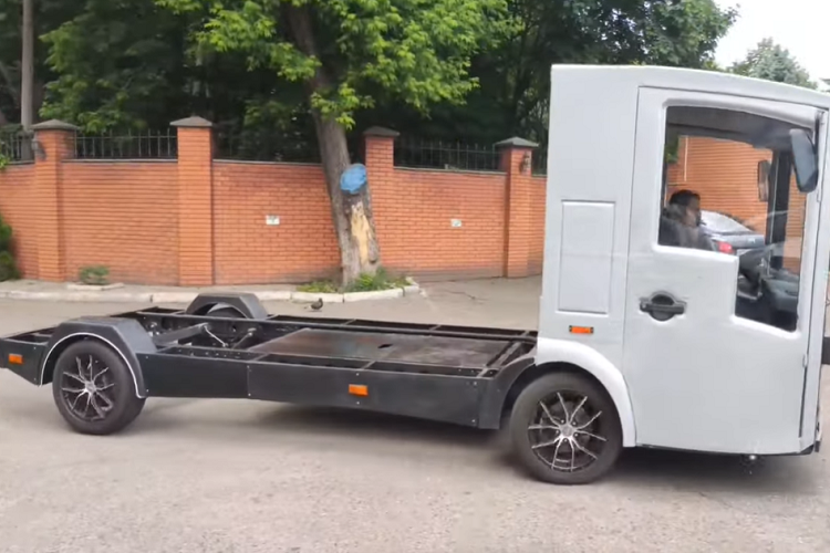 Giá xe Coolon LCV điện là 16.000 USD (tương đương 362 triệu đồng), một mục tiêu khá lạc quan đối với một công ty khởi nghiệp không tên tuổi. Trang web của họ cũng đề xuất chi phí sở hữu rất thấp được tính là 0,07 USD/km. Công ty Ukraine đã bắt đầu nhận đơn đặt hàng trước cho dòng sản phẩm giới hạn 2.000 chiếc, giảm giá cho những đơn đặt hàng lớn.