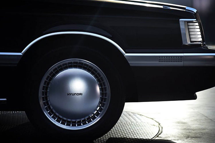 Tuy nhiên, phần lớn những thay đổi đã được thực hiện bên trong nhờ bàn tay nhóm thiết kế nội thất của công ty. Do vậy, nội thất của mẫu xe sang Hyundai Heritage Series Grandeur 2022 mới là nơi những ý tưởng cũ và mới xung đột, hòa trộn để tạo ra một không gian vừa lạ vừa quen hấp dẫn.