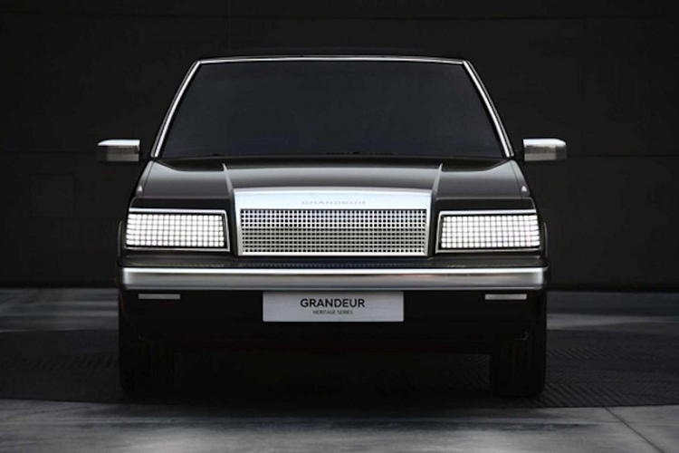 Để kỷ niệm 35 năm ngày ra đời của Grandeur, hãng xe Hàn Quốc đã thiết kế nên một cỗ máy gọi là Hyundai Heritage Series Grandeur 2022 mới, một mẫu concept tuyệt vời pha trộn giữa kiểu dáng hình hộp những năm 1980 công nghệ và màn hình hiện đại.