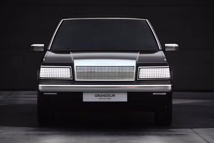 Để kỷ niệm 35 năm ngày ra đời của Grandeur, hãng xe Hàn Quốc đã thiết kế nên một cỗ máy gọi là Hyundai Heritage Series Grandeur 2022 mới, một mẫu concept tuyệt vời pha trộn giữa kiểu dáng hình hộp những năm 1980 công nghệ và màn hình hiện đại.