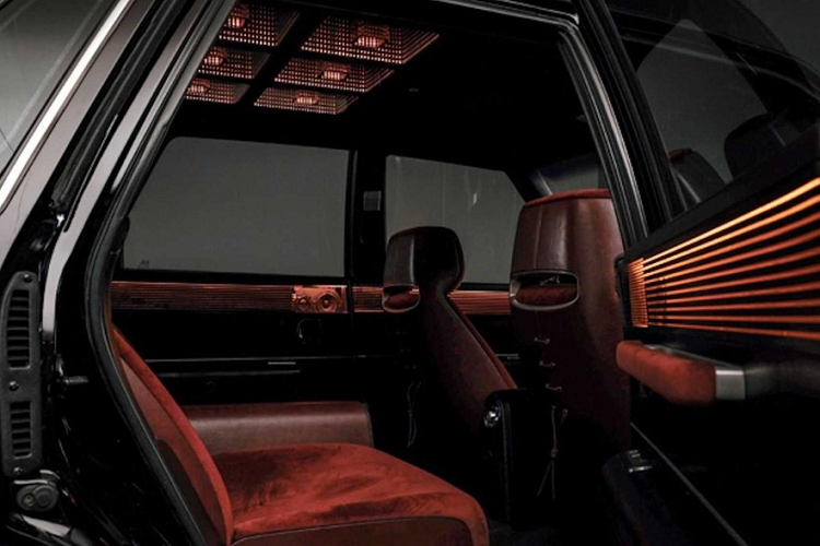 Không bất ngờ, Heritage Series Grandeur trang bị một hệ truyền động điện hoàn toàn với công suất không xác định, và nó sẽ gia nhập hàng ngũ cùng mẫu concept hoài cổ Hyundai Pony EV mà công ty đã giới thiệu vào tháng 4 năm nay. Theo đà này, chúng ta có thể mong đợi Hyundai sẽ còn tái tạo nhiều mẫu xe cổ điển bằng cái nhìn hiện đại mới trong tương lai gần.