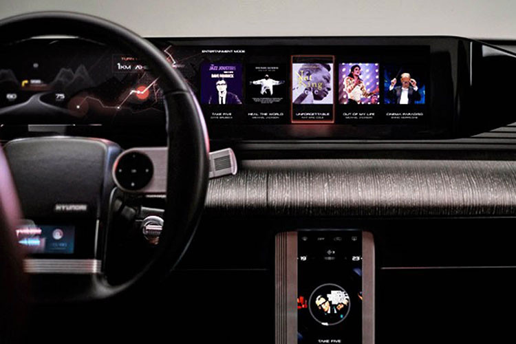 Thứ nhất, nó vẫn có vô lăng một chấu và hộp số cơ khí có nguồn gốc từ những năm 1980. Tương phản với những trang bị cổ điển đó là một màn hình hiển thị cực rộng, hiện đại trông giống như trong mẫu xe điện mới nhất của Hyundai.