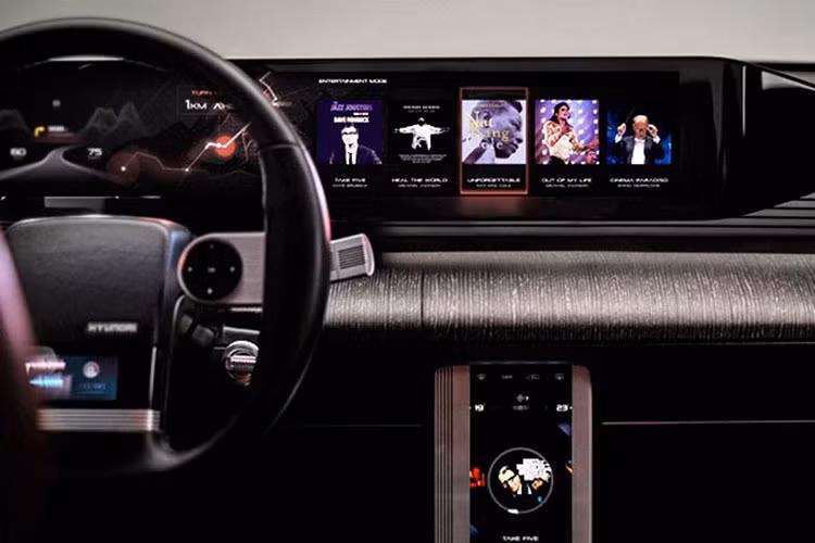 Thứ nhất, nó vẫn có vô lăng một chấu và hộp số cơ khí có nguồn gốc từ những năm 1980. Tương phản với những trang bị cổ điển đó là một màn hình hiển thị cực rộng, hiện đại trông giống như trong mẫu xe điện mới nhất của Hyundai.