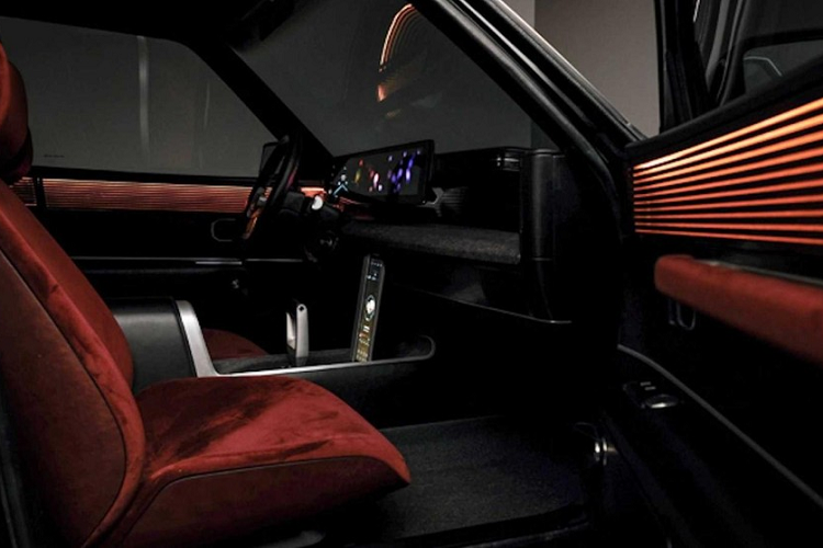 Ngoài những công nghệ mới nhất được trang bị, nó còn có một màn hình phụ được đặt nằm dọc ở phía trước bảng điều khiển trung tâm để người lái tiện điều khiển hệ thống thông tin giải trí.
