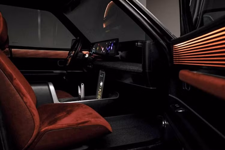Ngoài những công nghệ mới nhất được trang bị, nó còn có một màn hình phụ được đặt nằm dọc ở phía trước bảng điều khiển trung tâm để người lái tiện điều khiển hệ thống thông tin giải trí.