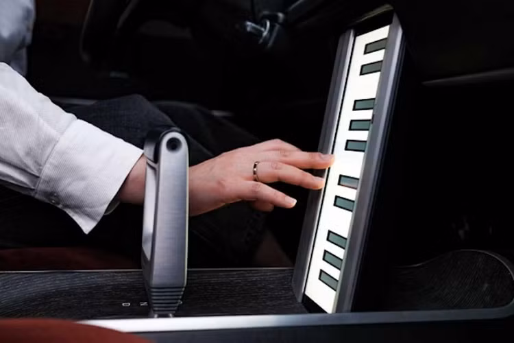 Các nhà thiết kế cũng nâng cấp hệ thống chiếu sáng nội thất trên trần của Grandeur với một gương vô cực để tạo ra một cái nhìn độc đáo. Hyundai đã chọn hệ thống chiếu sáng màu đồng vì nó thường được sử dụng trong các thiết bị âm thanh cổ điển.