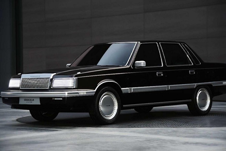 Hyundai dường như đang trải qua một cảm xúc hoài niệm mãnh liệt trong năm 2021 này khi một lần nữa, thương hiệu Hàn Quốc nhìn lại quá khứ của mình với một mẫu concept xe cổ điển tái sinh thời hiện đại. Lần này, nhà sản xuất ôtô Hàn Quốc nhìn về mẫu xe cao cấp nhất đầu tiên của mình - Hyundai Grandeur hạng sang, ra mắt vào năm 1986. 