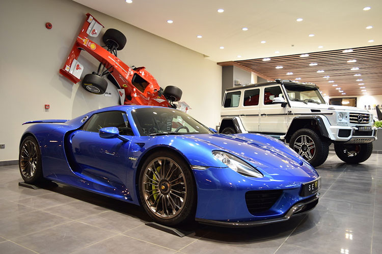 Những chiếc Porsche 918 Spyder được trang bị thêm gói tùy chọn Weissach Package sẽ chỉ mất 2,6 giây để tăng tốc từ vị trí xuất phát lên 100 km/h, thêm 3,6 giây nữa để siêu xe triệu đô tăng tốc lên 200 km/h. Porsche 918 Spyder cũng có thời gian tăng tốc từ 0-300 km/h khá ấn tượng với thời gian 19,9 giây.