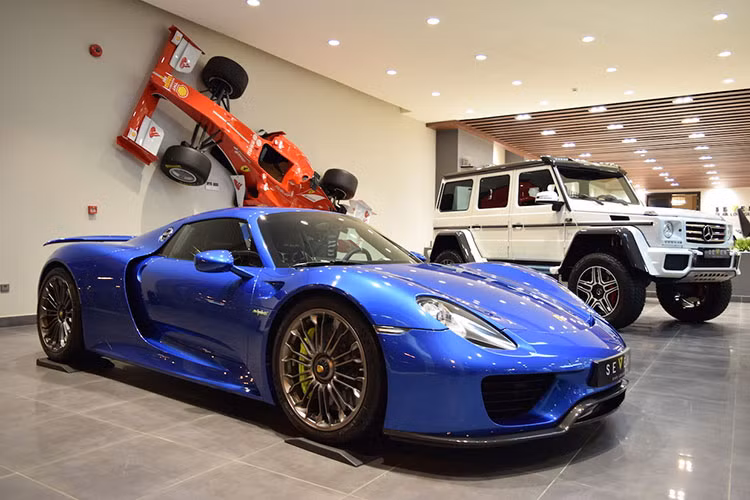 Những chiếc Porsche 918 Spyder được trang bị thêm gói tùy chọn Weissach Package sẽ chỉ mất 2,6 giây để tăng tốc từ vị trí xuất phát lên 100 km/h, thêm 3,6 giây nữa để siêu xe triệu đô tăng tốc lên 200 km/h. Porsche 918 Spyder cũng có thời gian tăng tốc từ 0-300 km/h khá ấn tượng với thời gian 19,9 giây.