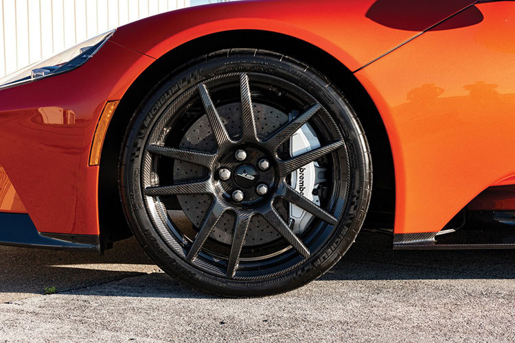 Chưa hết, mỗi năm siêu xe Ford GT chỉ giới hạn số lượng đúng 250 chiếc được sản xuất khiến không ít nhà giàu nghĩ cách để mua được mẫu xe này. Tuy nhiên, giờ đây mua xe Ford GT không quá khó vì các đại lý có sẵn xe và người mua chỉ chịu thiệt vì mức chênh lệch giá bán so với hãng đưa ra.