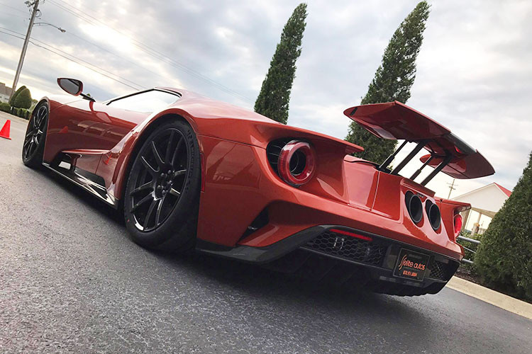 Cùng với Ferrari LaFerrari, siêu xe Ford GT cũng được xem là kén chọn khách mua nhất trong thế kỷ 21 này. Đơn cử như việc muốn mua siêu xe này của Ford vào năm 2017 khách phải nghĩ đến việc đầu tiên là viết thư, sau đó là nộp cho ban lãnh đạo Ford duyệt trước rồi mới nghĩ đến việc chi ra số tiền trên 400.000 đô la để mua xe.
