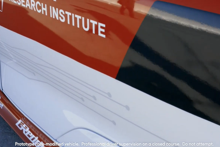 Mục tiêu của họ là thiết kế một cấp độ công nghệ an toàn chủ động mới và chia sẻ rộng rãi nó để Toyota và các nhà sản xuất ô tô khác có thể triển khai trên đường. Nói một cách khác dễ hiểu hơn, họ đã tìm ra biện pháp hoàn hảo để kết hợp công việc quan trọng với niềm vui tốc độ bằng cách lấy một chiếc xe đua Toyota GR Supra nguyên mẫu và cho nó drift tít mù bằng công nghệ lái xe tự động.