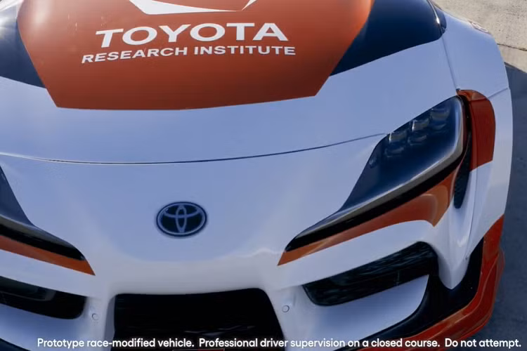 Đây không phải là chiếc Supra chuyên dụng để drift, nhưng rõ ràng nó nằm ở một đẳng cấp khác khi có thể tự drift mà không cần bàn tay của người lái.