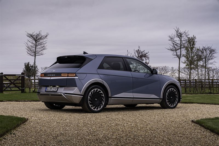 Giá xe Hyundai Ioniq 5 bản cao cấp bán ra khởi điểm từ 45.145 bảng Anh (khoảng 1,448 tỷ đồng), phạm vi vận hành tốt đa 461 km, khả năng tăng tốc từ 0 - 100 km/h trong 5,2 giây