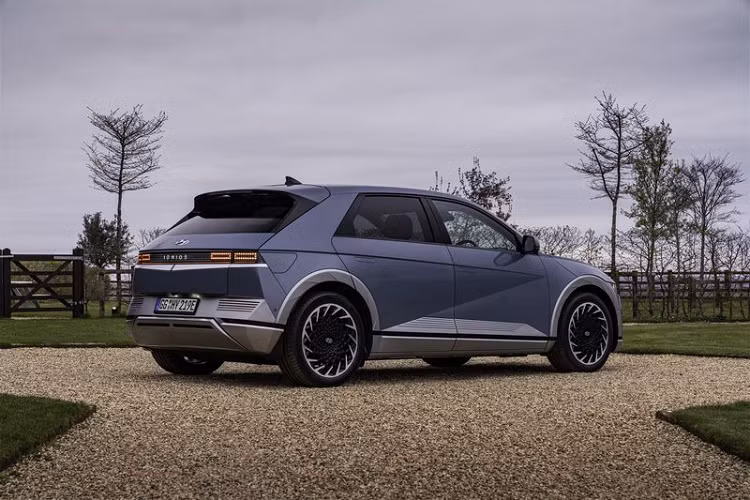 Giá xe Hyundai Ioniq 5 bản cao cấp bán ra khởi điểm từ 45.145 bảng Anh (khoảng 1,448 tỷ đồng), phạm vi vận hành tốt đa 461 km, khả năng tăng tốc từ 0 - 100 km/h trong 5,2 giây