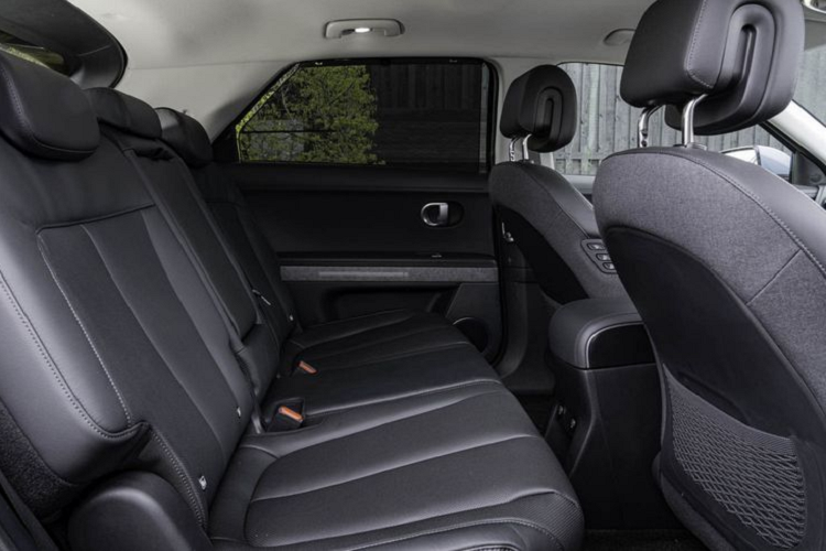 Theo Hyundai, pin của Ioniq 5 có thể sạc đầy từ 0 - 80% trong 18 phút nhờ hệ thống sạc nhanh 350 kW. Bên cạnh đó, với 5 phút sạc, Ioniq 5 có thể chạy thêm 100 km. Đối với bộ sạc 10,5 kWh, xe có thể được sạc đầy trong 5 giờ với bản pin 58 kWh và trong 6 giờ đối với bản dùng pin 73 kWh.