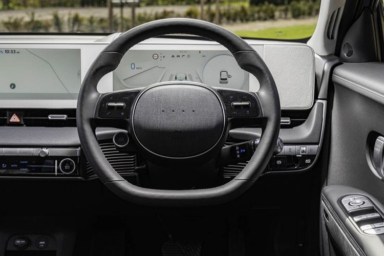 Tiến lên biến thể dùng pin 73 kWh, Hyundai Ioniq 5 dùng động cơ điện cùng dẫn động cầu sau cho công suất 214 mã lực. Bản này có giá từ 41.945 bảng Anh (khoảng 1,344 tỷ đồng) và có phạm vi hoạt động tối đa trong một lần sạc là 482 km.