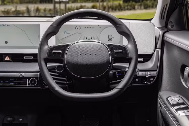 Tiến lên biến thể dùng pin 73 kWh, Hyundai Ioniq 5 dùng động cơ điện cùng dẫn động cầu sau cho công suất 214 mã lực. Bản này có giá từ 41.945 bảng Anh (khoảng 1,344 tỷ đồng) và có phạm vi hoạt động tối đa trong một lần sạc là 482 km.