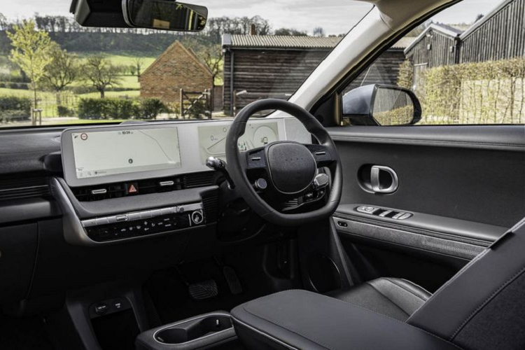 Các trang bị tiêu chuẩn đáng chú ý của xe điện Hyundai Ioniq 5 SE Connect bao gồm mâm xe 19 inch, đèn nội thất tuỳ biến, kính chắn gió cách âm, hệ thống thông tin giải trí 12,3 inch với Android Auto và Apple CarPlay, cụm đồng hồ kỹ thuật số 12,3 inch, sạc không dây, bọc vải cabin làm từ nhựa polyester có nguồn gốc tự nhiên.