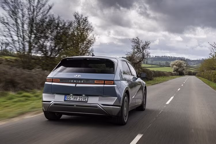 Ngay từ khi chưa có giá bán chính thức, Hyundai Ioniq 5 đã gây choáng khi nhận được 23.760 đơn đặt hàng tại quê nhà Hàn Quốc trong ngày mở bán đầu tiên (25/2/2021). Phiên bản đặc biệt Ioniq 5 Project 45 vốn chỉ sản xuất 3.000 chiếc giới hạn cũng có lượng đặt cọc trước cao gấp 3 lần.