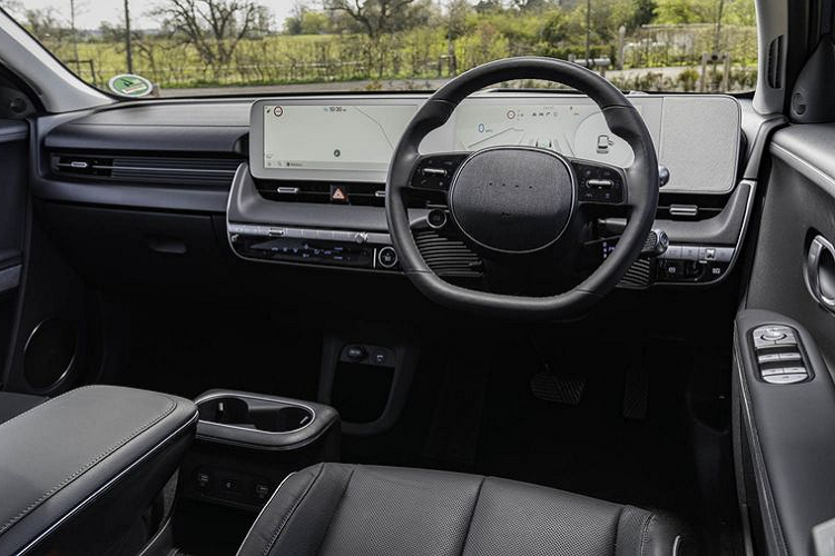 Các biến thể cao cấp nhất của Ioniq 5 trang bị hai động cơ điện, sản sinh công suất lên tới 302 mã lực, kết hợp hệ dẫn động bốn bánh cùng gói pin 73 kWh.