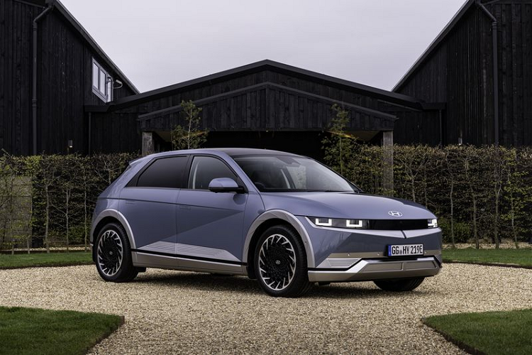 Ở bản thấp nhất (SE Connect), Hyundai Ioniq 5 2021 mới được trang bị bộ pin 58 kWh và động cơ điện, cho công suất 167 mã lực và mô-men xoắn cực đại 350 Nm, đi kèm hệ dẫn động cầu sau. Phiên bản này có thể di chuyển 386 km trong một lần sạc đầy.