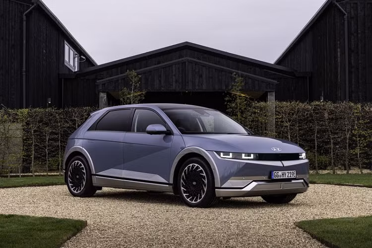 Ở bản thấp nhất (SE Connect), Hyundai Ioniq 5 2021 mới được trang bị bộ pin 58 kWh và động cơ điện, cho công suất 167 mã lực và mô-men xoắn cực đại 350 Nm, đi kèm hệ dẫn động cầu sau. Phiên bản này có thể di chuyển 386 km trong một lần sạc đầy.