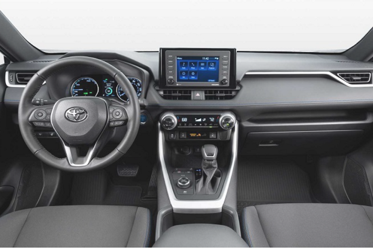 Mẫu xe SUV Toyota RAV4 SE Hybrid cung cấp 2 gói trang bị tùy chọn là Weather và Convenience. Gói Weather bổ sung thêm tính năng sưởi ấm cho vô lăng, hàng ghế lái và cần gạt nước mưa, trong khi gói Convenience bao gồm cửa sổ trời, cốp xe chỉnh điện và màn hình thông tin giải trí 9 inch.