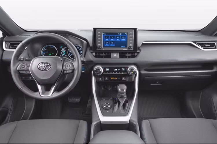Mẫu xe SUV Toyota RAV4 SE Hybrid cung cấp 2 gói trang bị tùy chọn là Weather và Convenience. Gói Weather bổ sung thêm tính năng sưởi ấm cho vô lăng, hàng ghế lái và cần gạt nước mưa, trong khi gói Convenience bao gồm cửa sổ trời, cốp xe chỉnh điện và màn hình thông tin giải trí 9 inch.