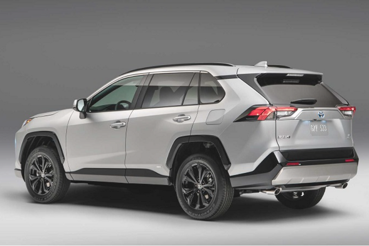 Một số nâng cấp trong khoang nội thất của Toyota RAV4 bao gồm: ngăn chứa găng tay có khóa và hệ thống đèn nội thất dạng LED tiêu chuẩn trên tất cả phiên bản; trong khi phiên bản Limited giờ đây có thêm ghế lái chỉnh điện 8 hướng.