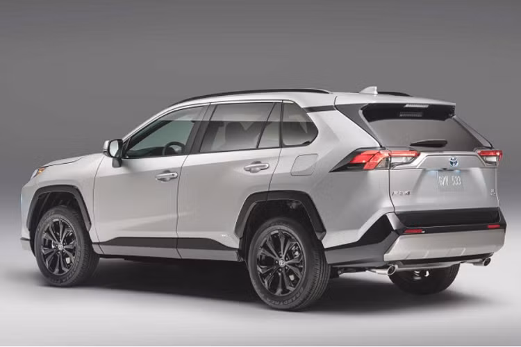 Một số nâng cấp trong khoang nội thất của Toyota RAV4 bao gồm: ngăn chứa găng tay có khóa và hệ thống đèn nội thất dạng LED tiêu chuẩn trên tất cả phiên bản; trong khi phiên bản Limited giờ đây có thêm ghế lái chỉnh điện 8 hướng.