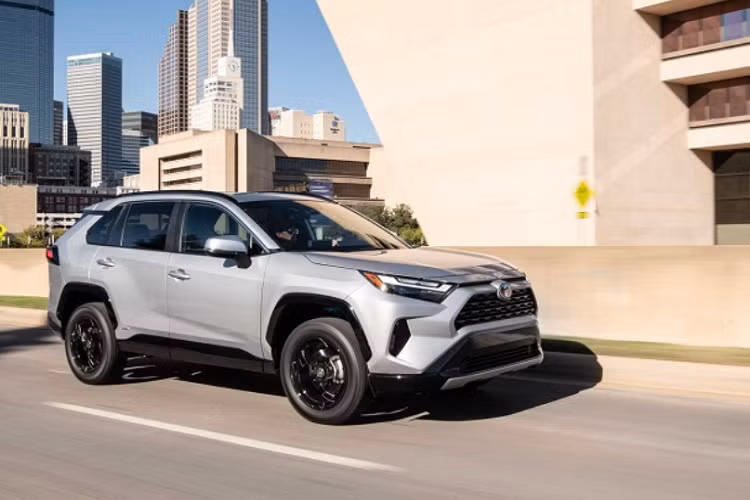 Thành viên tham gia vào đội hình Toyota RAV4 2022 mới là phiên bản SE Hybrid có mức giá phải chăng hơn so với XSE nhưng vẫn sở hữu các yếu tố thiết kế thể thao tương tự. 