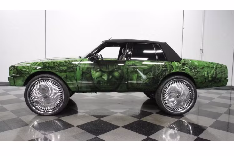 Để củng cố khả năng hiệu suất, xe được trang bị hệ thống ống xả Borla cũng như phanh đĩa ở cả bốn bánh và các thành phần hệ thống treo được cải tiến. mức giá xe Chevrolet Caprice 1989 độ này đang được chào bán với mức 200 nhìn USD (tương đương khoảng 923 triệu đồng).