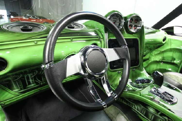 Một số tiện nghi nổi bật trong xe là cửa sổ chỉnh điện, ghế chỉnh điện, cửa sổ trời chỉnh điện và vô lăng ống lồng.