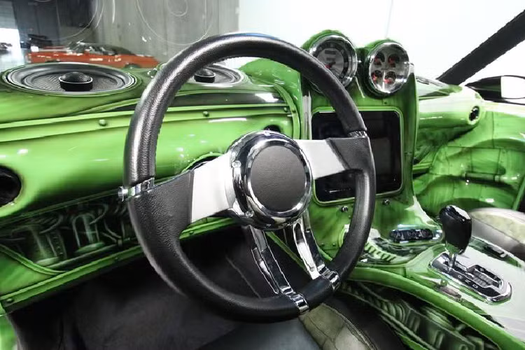 Một số tiện nghi nổi bật trong xe là cửa sổ chỉnh điện, ghế chỉnh điện, cửa sổ trời chỉnh điện và vô lăng ống lồng.