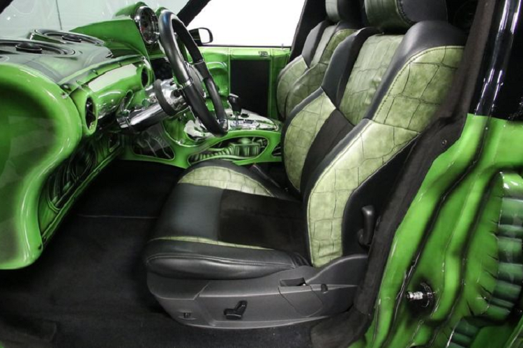 Đặc biệt, xe được trang bị tới 14 bộ khuếch đại âm thanh, 28 loa và bốn loa siêu trầm 15 inch, đảm bảo mang đến trải nghiệm âm nhạc thú vị nhất cho người ngồi trên xe.